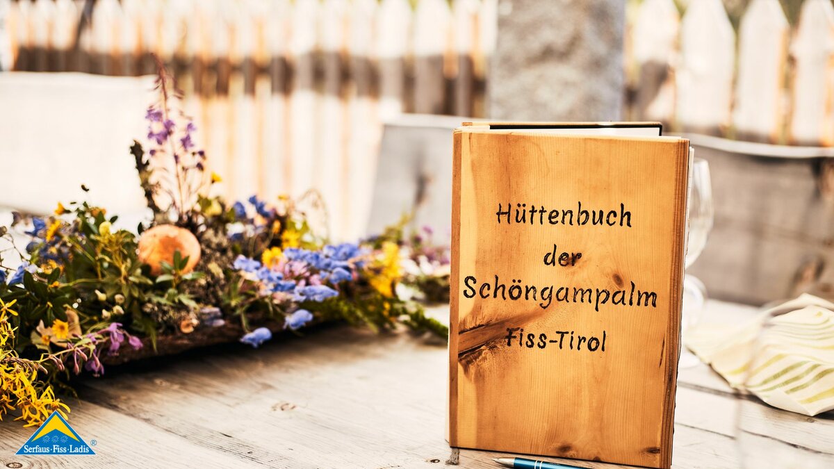 Eintrag ins Hüttenbuch Schöngampalm in der Familienregion Serfaus-Fiss-Ladis | © christianwaldegger.com