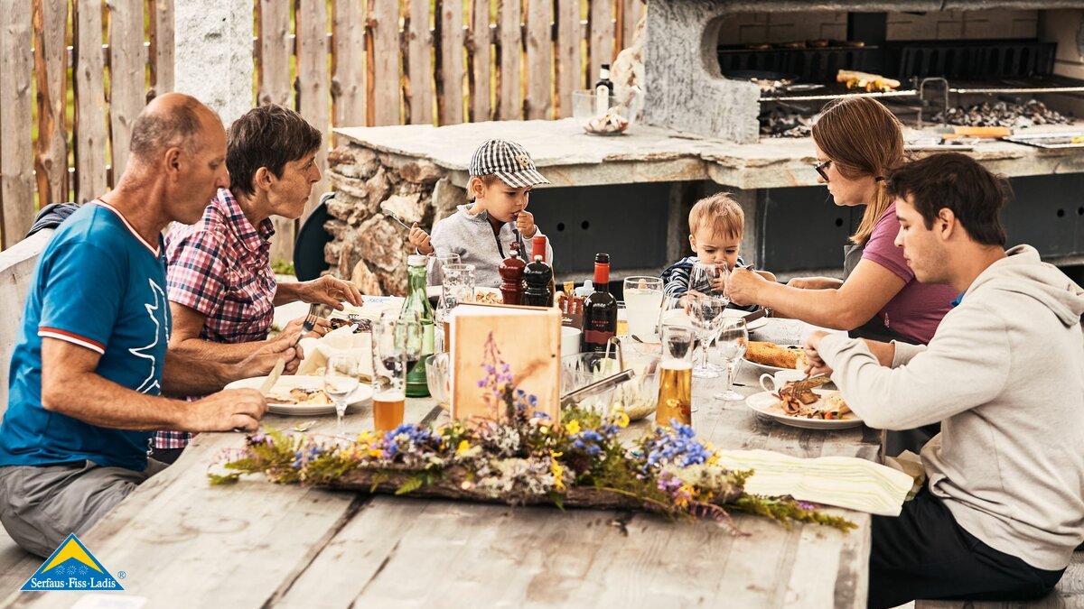 Grillen mit der ganzen Familie in der Familienregion Serfaus-Fiss-Ladis in Tirol | © christianwaldegger.com