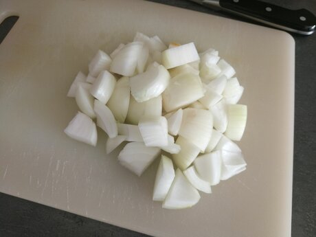 Zwiebel schneiden für die Kürbissuppe Rezept aus Serfaus-Fiss-Ladis | © Serfaus-Fiss-Ladis