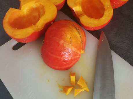 Hokkaido mit Schale schneiden Kürbissuppe Rezept Serfaus-Fiss-Ladis | © Serfaus-Fiss-Ladis