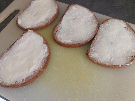 Schwarzbrot mit Butter bestreichen Suppeneinlage aus Fiss mit gepuffter Gerste und gerösteten Kürbiskernen | © Serfaus-Fiss-Ladis