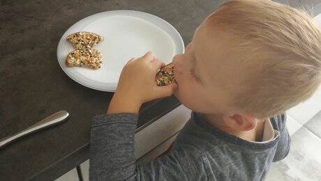 Paul aus Serfaus Fiss Ladis kostet das Brot mit der Fisser Imperial Gerste | © Serfaus-Fiss-Ladis