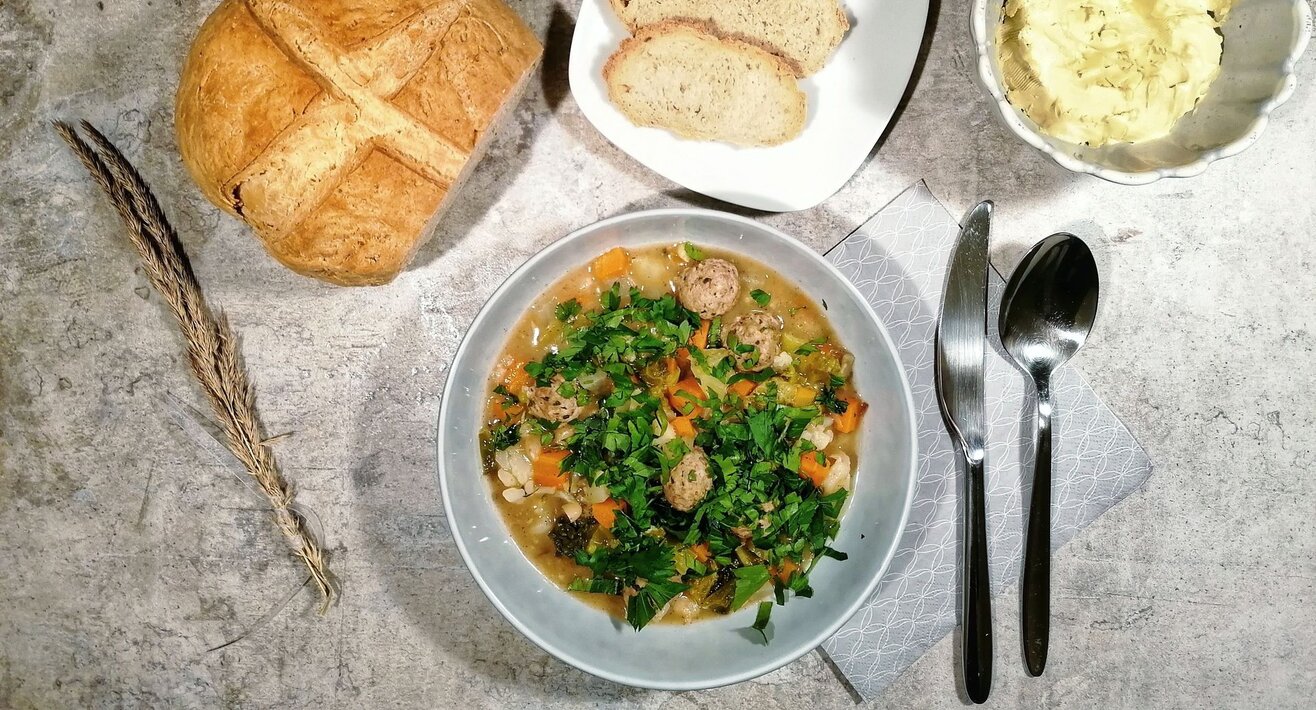 Schneller Eintopf mit Blumenkohl, Wirsing, Rettich, Hackfleisch Anleitung im Blog Serfaus-Fiss-Ladis | © Serfaus-Fiss-Ladis