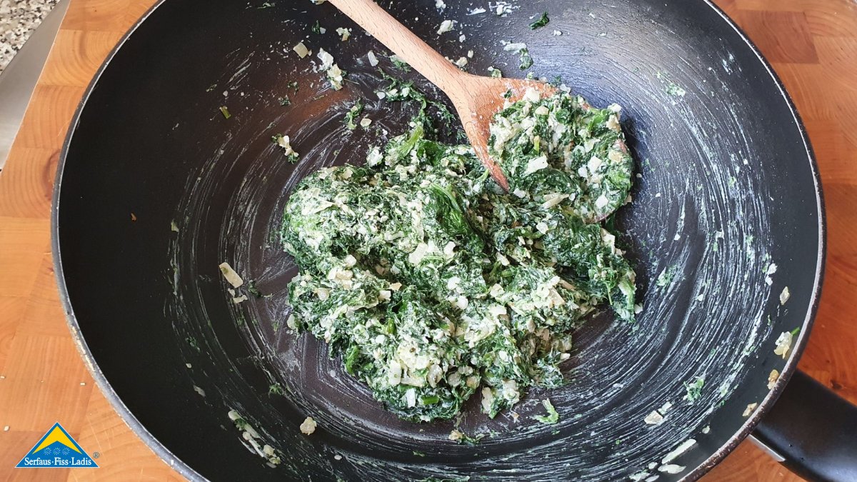 Gericht Teig Spinat Käse Topfen Österreichische Küche Tiroler Hausmannskost Rezeptblog Familienregion Serfaus-Fiss-Ladis  | © Serfaus-Fiss-Ladis Marketing GmbH