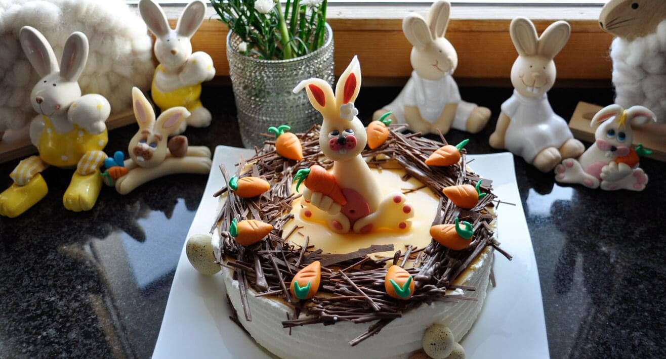 Einfaches Rezept Karottenkuchen mit Eierlikör und Osterhasen aus Marzipan Rezepttipp Familienregion Serfaus-Fiss-Ladis in Tirol | © Serfaus-Fiss-Ladis Marketing GmbH
