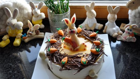 Einfaches Rezept Karottenkuchen mit Eierlikör und Osterhasen aus Marzipan Rezepttipp Familienregion Serfaus-Fiss-Ladis in Tirol | © Serfaus-Fiss-Ladis Marketing GmbH