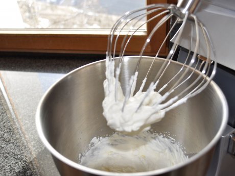 Kuchen für Ostern mit Sahne Haselnüssen Eierlikör Marzipanfiguren Familienregion Serfaus-Fiss-Ladis in Tirol | © Serfaus-Fiss-Ladis Marketing GmbH