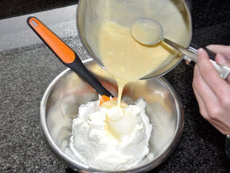 Kuchen mit Sahnetopping Gelantine Einfache Anleitung Ferienregion Serfaus-Fiss-Ladis in Tirol Rezepte | © Serfaus-Fiss-Ladis Marketing GmbH