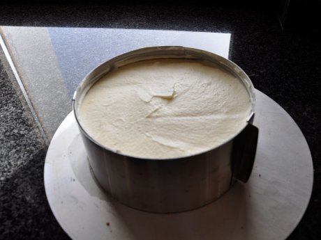 Kuchen mit Eierlikörsahne Haselnüssen Deko Marzipanfiguren Anleitung Rezeptblog Familienregion Serfaus-Fiss-Ladis | © Serfaus-Fiss-Ladis Marketing GmbH