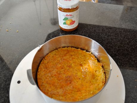 Karottenkuchen mit Marillenmarmelade bestreichen Blog Rezepttipp Ostern Region Serfaus-Fiss-Ladis in Tirol | © Serfaus-Fiss-Ladis Marketing GmbH