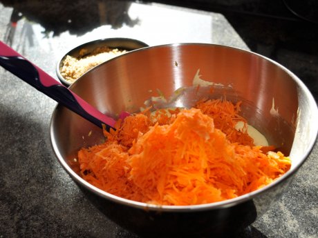 Ostertorte Karotten Marzipanfiguren Rezepttipp Konditorin Fisser Bergbahnen Familienregion Serfaus-Fiss-Ladis in Tirol | © Serfaus-Fiss-Ladis Marketing GmbH