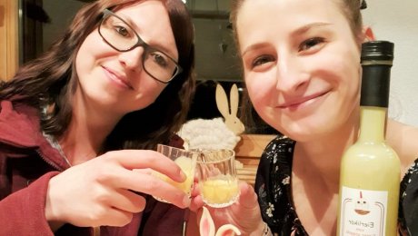 Blog Rezepttipp Familienregion Serfaus-Fiss-Ladis Konditorin Michaela Oestreich Fisser Bergbahnen Karottenkuchen mit Eierlikör und Marzipanfiguren | © Serfaus-Fiss-Ladis Marketing GmbH