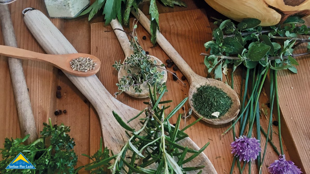 Kräuterapotheke Tirol Fisser Kochbuch Katholischer Familienverband Fiss Bildhauer Siegfried Krismer Grab für Sternenkinder in Fiss | © Katholischer Familienverband Fiss