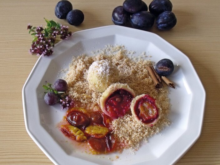 Tiroler Rezept Zwetschkenknödel Fisser Kochbuch Katholischer Familienverband Fiss Sternenkindergrab  | © Katholischer Familienverband Fiss