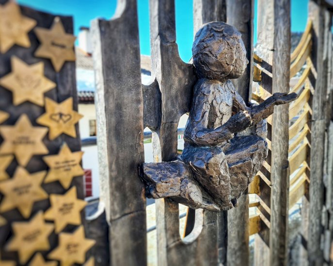 Sternenkindergrab Fiss Katholischer Familienverband Fiss Bildhauer Siegfried Krismer Bronzegrab Friedhof Pfarrkirche Fiss Kochbuch | © Katholischer Familienverband Fiss