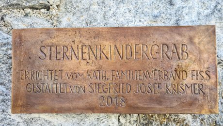 Sternenkindergrab Katholischer Familienverband Fiss Bildhauer Siegfried Krismer Bronzefigur Verkauf Kochbuch | © Katholischer Familienverband Fiss