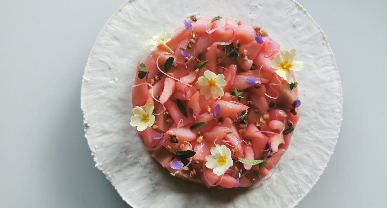 Rhabarber-Topfen-Tarte mit gepuffter Fisser Imperial Gerste Rezept Lisa Oestreich aus Fiss Patissier Rezept aus der Region Serfaus-Fiss-Ladis in Tirol | © Serfaus-Fiss-Ladis Marketing GmbH