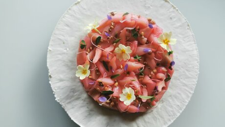 Rhabarber-Topfen-Tarte mit gepuffter Fisser Imperial Gerste Rezept Lisa Oestreich aus Fiss Patissier Rezept aus der Region Serfaus-Fiss-Ladis in Tirol | © Serfaus-Fiss-Ladis Marketing GmbH