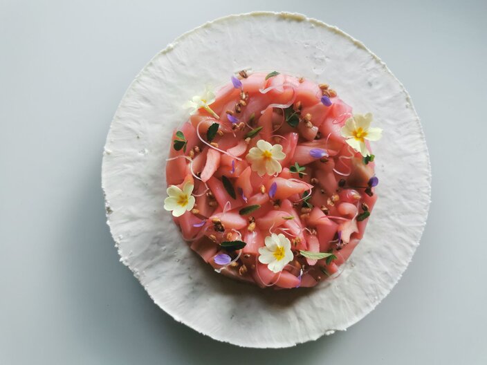 Rhabarber-Topfen-Tarte mit gepuffter Fisser Imperial Gerste Rezept Lisa Oestreich aus Fiss Patissier Rezept aus der Region Serfaus-Fiss-Ladis in Tirol | © Serfaus-Fiss-Ladis Marketing GmbH