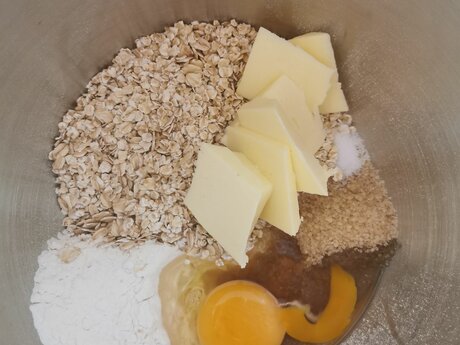 Rezept Topfenkuchen mit Rhabarber Boden mit Haferflocken Blogartikel Serfaus-Fiss-Ladis | © Serfaus-Fiss-Ladis Marketing GmbH