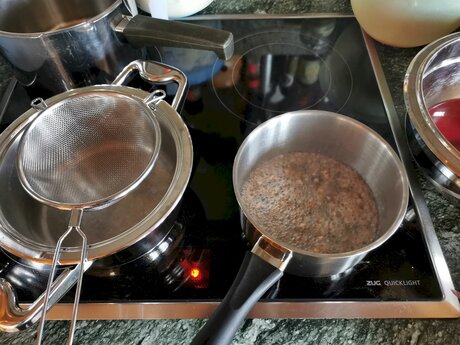 Fisser Imperial Gerste frittieren gepoppte Gerste Rezepte SFL-Köchin Lisa Marie Oestreich Rhabarberkuchen mit Topfencreme und gepuffter Gerste | © Serfaus-Fiss-Ladis Marketing GmbH