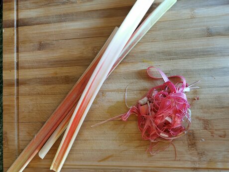 Rhabarber richtig schälen Tipps vom Profi Nachspeise süß mit Rhabarber und Topfen kurze Backzeit Rezepttipp Familienregion Serfaus-Fiss-Ladis Blog | © Serfaus-Fiss-Ladis Marketing GmbH