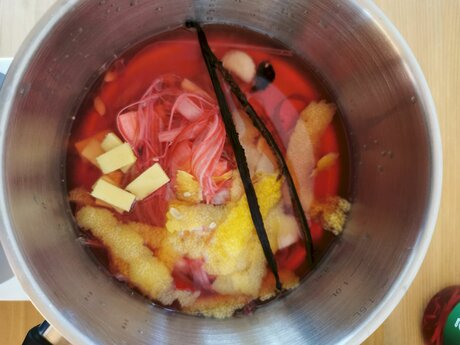 Rhabarberzeit Topfencreme Kuchenboden frittierte Gerste aus Fiss Rezepttipp von Lisa aus der Region Serfaus-Fiss-Ladis in Tirol | © Serfaus-Fiss-Ladis Marketing GmbH