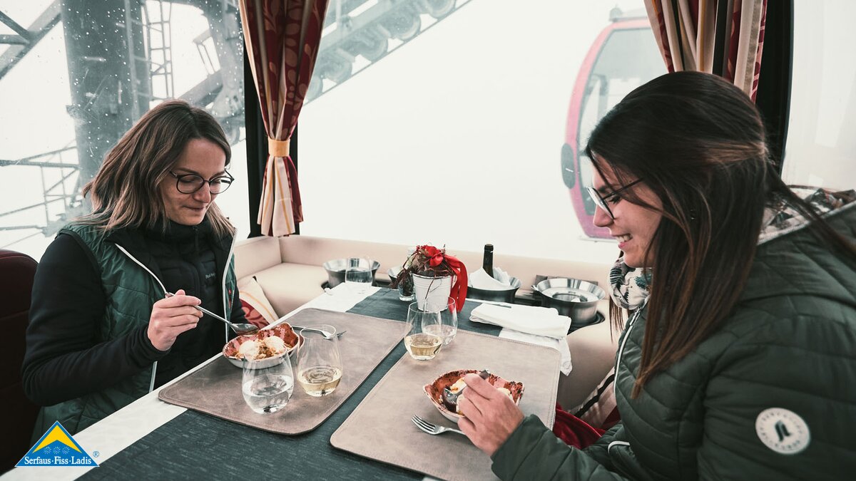 Essen in der Familienregion Serfaus-Fiss-Ladis in Tirol Genussgondel buchen Fisser Bergbahnen Schönjochbahn | © Fisser Bergbahnen GmbH | christianwaldegger.com