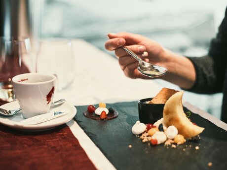 Erstklassiges Mittagessen in der Gondel Sommer Familienregion Serfaus-Fiss-Ladis in Tirol Schönjochbahn | © Fisser Bergbahnen GmbH | christianwaldegger.com