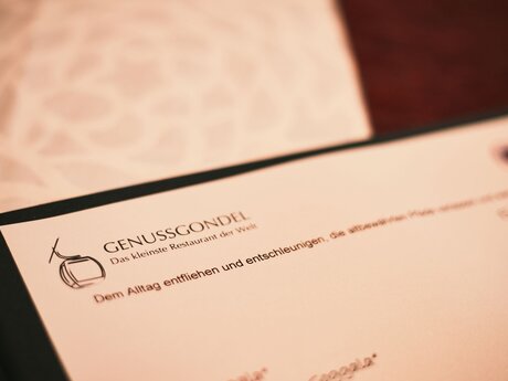 Exklusives Kulinarikangebot Familienregion Serfaus-Fiss-Ladis in Tirol Genussgondel Essen in der Schönjochbahn Fiss | © Fisser Bergbahnen GmbH | christianwaldegger.com