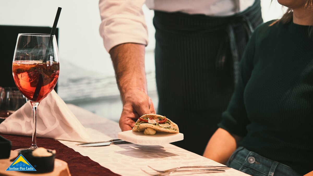 Kulinarikangebot Fisser Bergbahnen frühstücken zu Mittag essen in der Genussgondel Familienregion Serfaus-Fiss-Ladis Tirol | © Fisser Bergbahnen GmbH | christianwaldegger.com