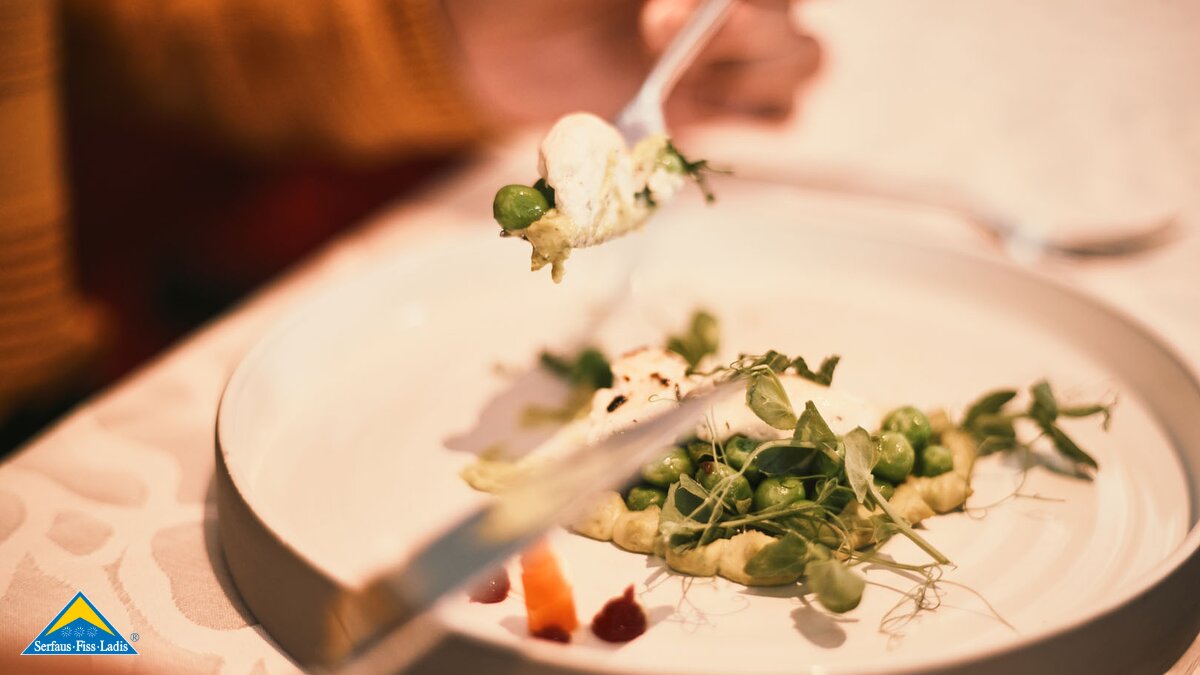 Erstklassige Küche Familienregion Serfaus-Fiss-Ladis in Tirol Genussgondel Essen in der Gondel | © Fisser Bergbahnen GmbH | christianwaldegger.com