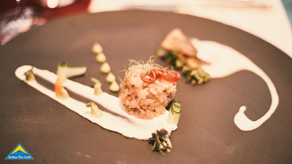 Mehrgängiges Mitttagmenü buchen Genussgondel Fisser Bergbahnen Familienregion Serfaus-Fiss-Ladis in Tirol Kulinarikangebot | © Fisser Bergbahnen GmbH | christianwaldegger.com