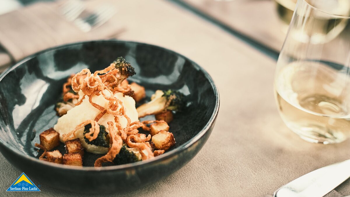 Erstklassiges Kulinarikangebot Gondel Schönjochbahn Fisser Bergbahnen Genussgondel kleinstes Restaurant der Welt | © Fisser Bergbahnen GmbH | christianwaldegger.com