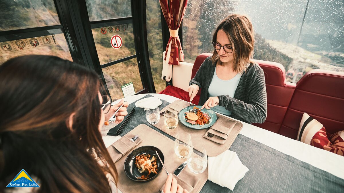 Familienregion Serfaus-Fiss-Ladis Essen mit Ausblick in der Gondel Schönjochbahn Mehrgangmenü Frühstücken | © Fisser Bergbahnen GmbH | christianwaldegger.com