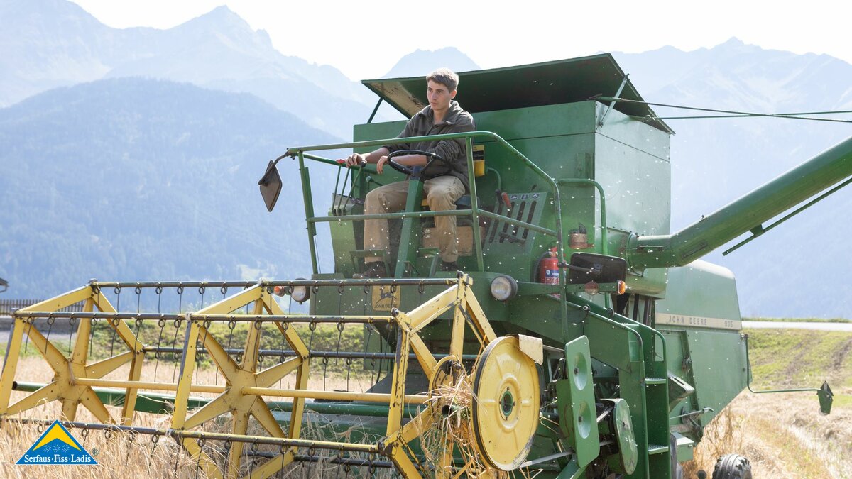 Getreideernte mit Maschinen Bauern in Fiss bei der Ernte Mähdrescher Serfaus-Fiss-Ladis | © Serfaus-Fiss-Ladis Marketing GmbH | Andreas Kirschner