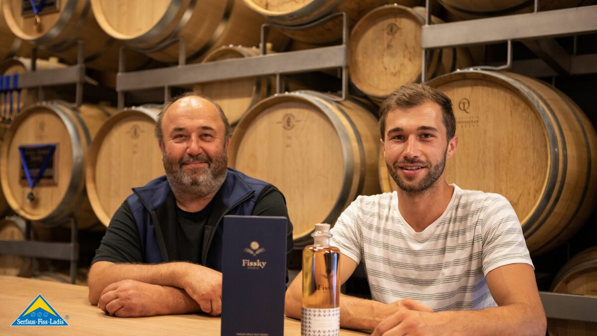 Gerhard Maass Turabauer Prutz lokale Spezialitäten Verkauf Whisky aus der Fisser Imperial Gerste  | © Serfaus-Fiss-Ladis Marketing GmbH | Andreas Kirschner