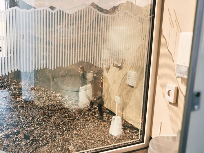 Verspiegelte Toilette bei der Bergstation der Almbahn in Serfaus-Fiss-Ladis | © Fisser Bergbahnen GmbH | christianwaldegger.com