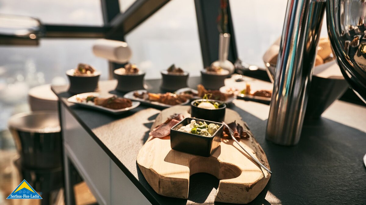 Mittagessen Luxury Lunch im Crystal Cube beonderer Ort zum Essen am Berg in der Familienregion Serfaus-Fiss-Ladis in Tirol | © Fisser Bergbahnen GmbH | christianwaldegger.com