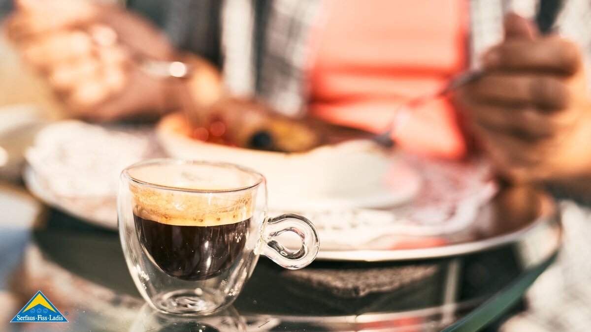 Kaffee trinken am Berg mit Aussicht Bergrestaurants in Serfaus-Fiss-Ladis in Tirol | © Fisser Bergbahnen GmbH | christianwaldegger.com