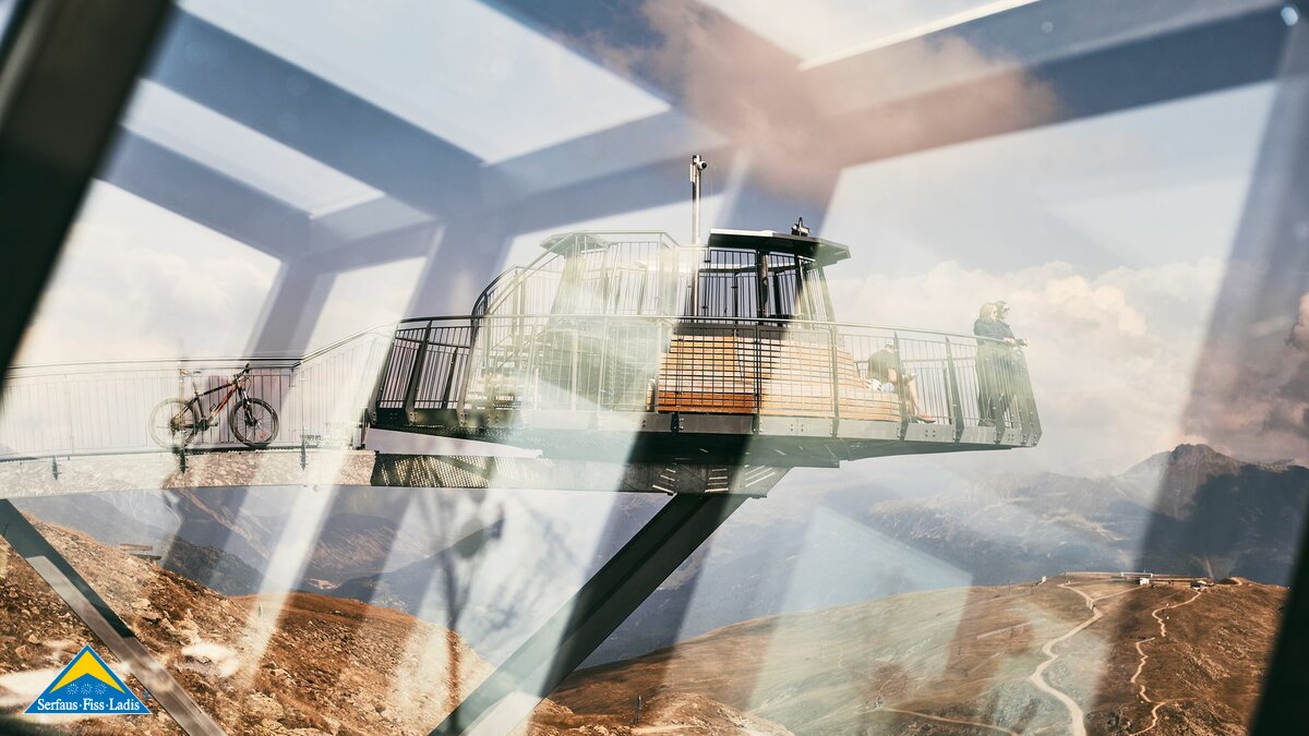 Blick vom Crystal Cube auf die Aussichtsplattform Z1 am Zwölferkopf in Serfaus-Fiss-Ladis in Tirol | © Fisser Bergbahnen GmbH | christianwaldegger.com