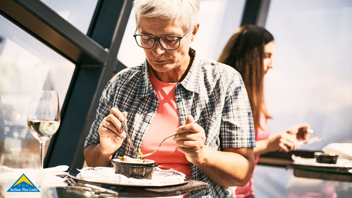 Kleines exklusives Restaurant mit Aussicht am Berg Crystal Cube in Serfaus-Fiss-Ladis in Tirol | © Fisser Bergbahnen GmbH | christianwaldegger.com