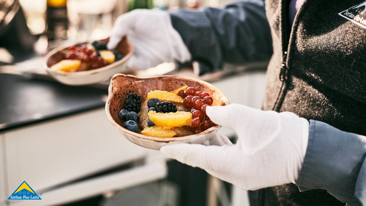 Nachspeise mit Früchten im Crystal Cube Restaurant in Serfaus-Fiss-Ladis in Tirol | © Fisser Bergbahnen GmbH | christianwaldegger.com