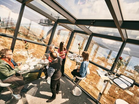 Restaurant mit Ausblick Glaswürfel am Berg in der Familienregion Serfaus-Fiss-Ladis | © Fisser Bergbahnen GmbH | christianwaldegger.com