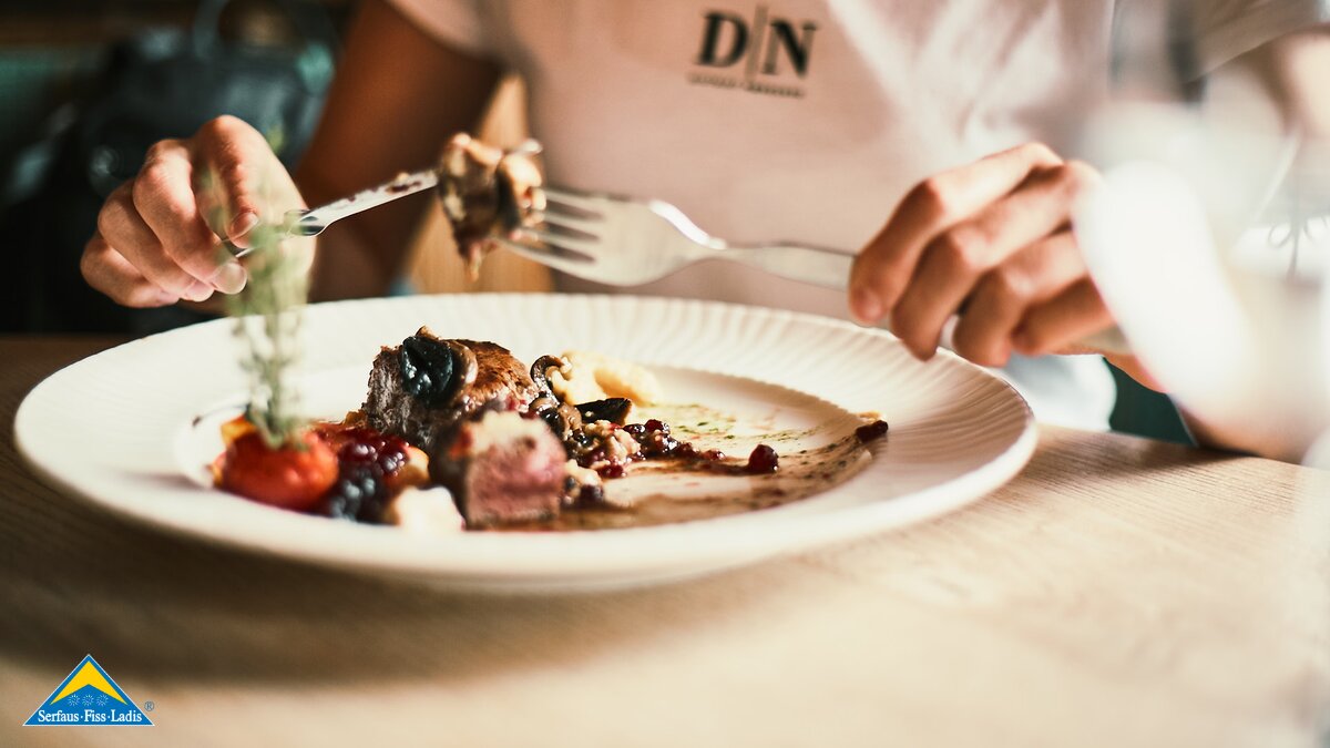 Erstklassige Speisen kommen bei der Kulinarik-Wanderung in der Familieregion Serfaus-Fiss-Ladis in Österreich auf den Tisch | © Serfaus-Fiss-Ladis Marketing GmbH | christianwaldegger.com