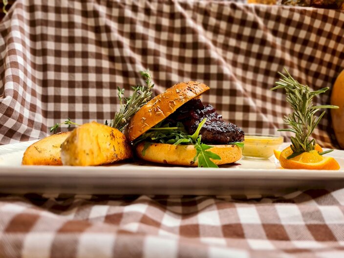 WIldes Wochenende Bergrestaurant Lassida Speisekarte im Genussherbst Familienregion Serfaus-Fiss-Ladis in Tirol | © Serfaus-Fiss-Ladis Marketing GmbH