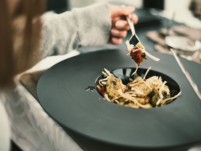 Blog Genussgondel Familienregion Serfaus-Fiss-Ladis Angebot der Fisser Bergbahnen Essen in der Bergbahngondel Mittagessen Frühstück | © Fisser Bergbahnen GmbH | christianwaldegger.com