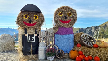 Herbstdekoration im Genussherbst Serfaus-Fiss-Ladis Strohpuppen am Lazid | © Serfaus-Fiss-Ladis Marketing GmbH
