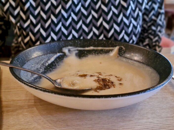 Zubereitung Topinambursuppe Herbstgericht Kochkurs Leithe Wirt Familienregion Serfaus-Fiss-Ladis Tirol | © Serfaus-Fiss-Ladis Marketing GmbH