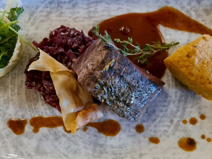 Kochkurse Zuberreitung Hirschrücken Leithe Wirt Genussherbst Serfaus-Fiss-Ladis in Tirol | © Serfaus-Fiss-Ladis Marketing GmbH